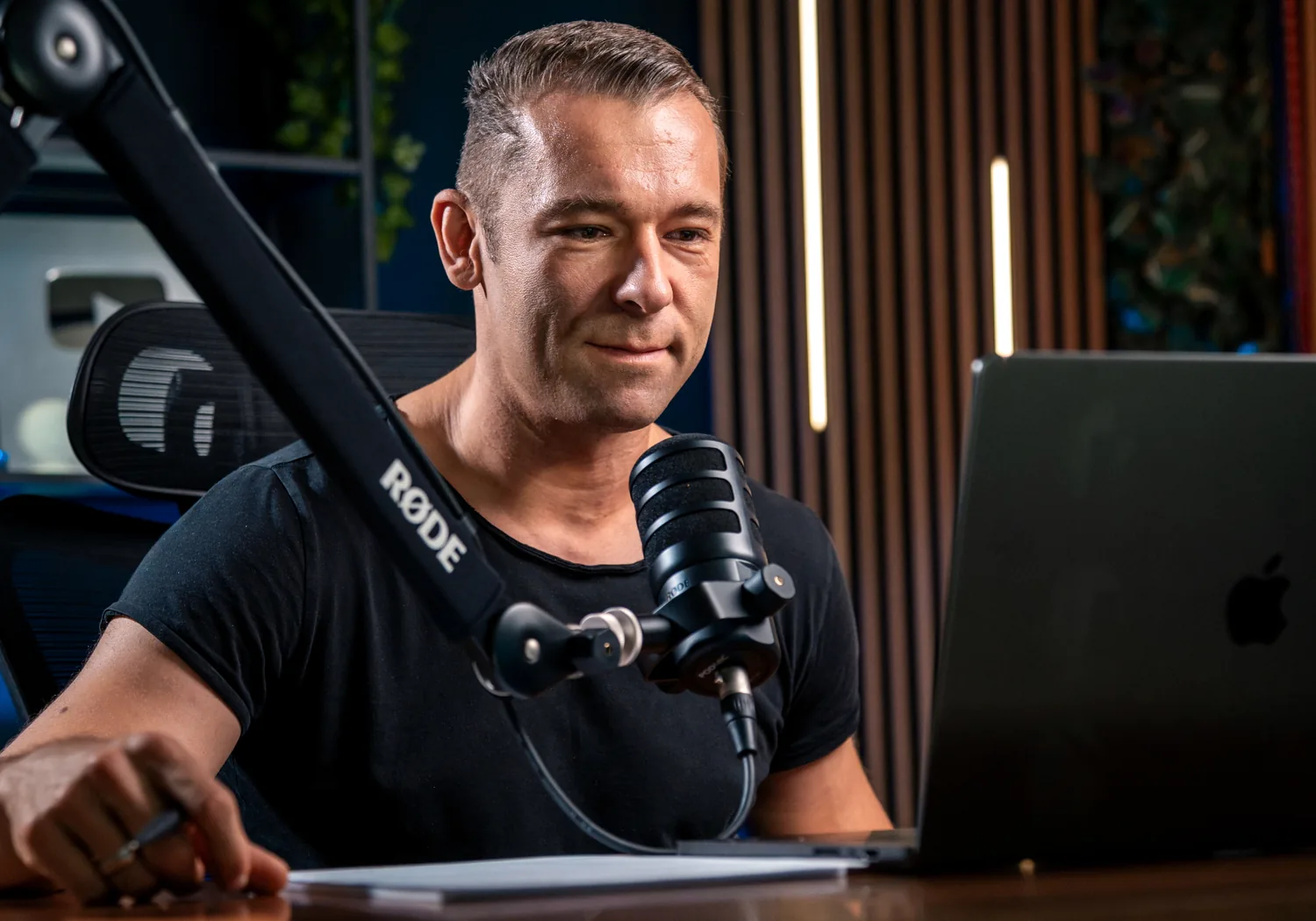 Dr. Stefan Helka bei einer Podcast-Aufnahme