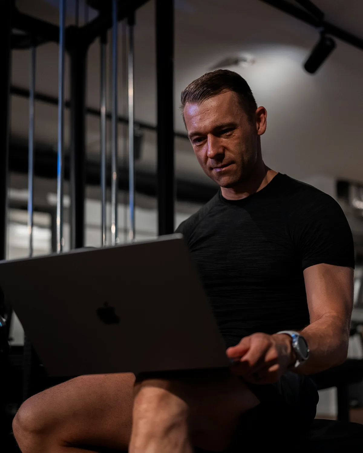 Dr. Stefan Helka arbeitet nach dem Training am Laptop