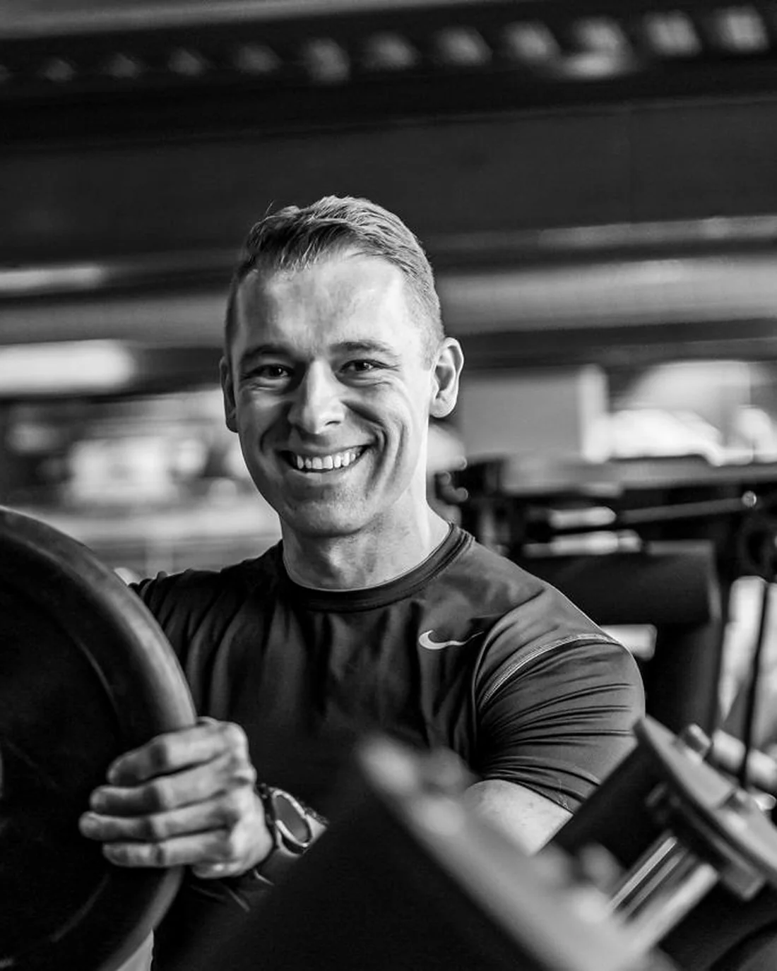 Dr. Stefan Helka beim Krafttraining im Gym